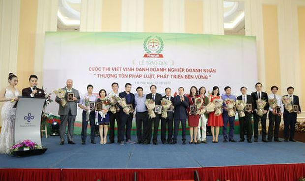 Lễ trao giải cuộc thi viết &ldquo;Doanh nghiệp, doanh nh&acirc;n thượng t&ocirc;n ph&aacute;p luật, ph&aacute;t triển bền vững&rdquo; lần thứ 1 năm 2017.