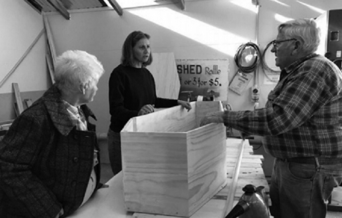 Những người gi&agrave; tự tay đ&oacute;ng quan t&agrave;i cho bản th&acirc;n.