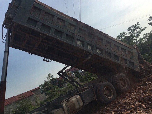 Nhiều trường hợp, sau khi ph&aacute;t hiện sai phạm CSGT C&ocirc;ng an tỉnh Bắc Giang đ&atilde; hạ tải, cắt th&ugrave;ng ngay tại chỗ.&nbsp;