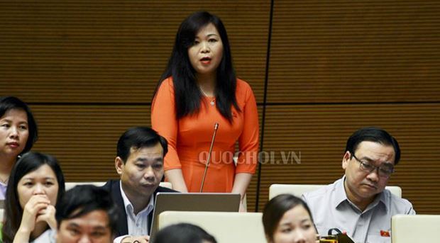 ĐB Vũ Thị Lưu Mai (H&agrave; Nội) ph&aacute;t biểu.