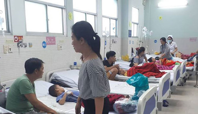 C&aacute;c em học sinh nghi bị ngộ độc thực phẩm điều trị tại Bệnh viện quận T&acirc;n Ph&uacute;. (Ảnh: b&aacute;o Thanh ni&ecirc;n)