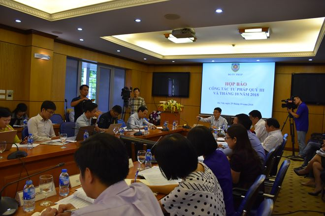 Nhiều c&acirc;u hỏi của ph&oacute;ng vi&ecirc;n b&aacute;o ch&iacute; được đại diện l&atilde;nh đạo c&aacute;c đơn vị thuộc Bộ Tư ph&aacute;p giải đ&aacute;p.