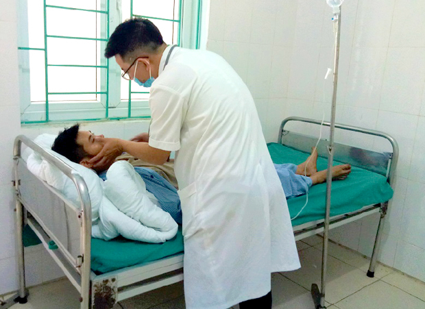 C&aacute;c b&aacute;c sĩ đang điều trị cho bệnh nh&acirc;n ăn phải nấm độc. (Ảnh: Baohagiang.vn)