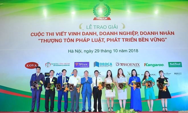 &nbsp;Ti&ecirc;́n sỹ Đào Văn H&ocirc;̣i tặng hoa và kỷ ni&ecirc;̣m chương cho các doanh nh&acirc;n là nh&acirc;n v&acirc;̣t của các tác ph&acirc;̉m đạt giải&nbsp;