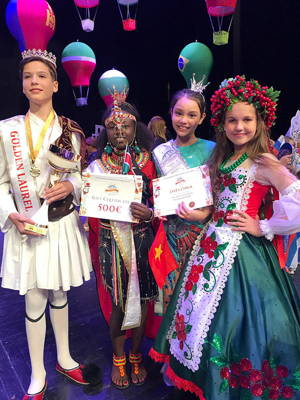 Alex được giải &Aacute; hậu 1 tại cuộc thi Hoa hậu Nh&iacute; Thế giới.