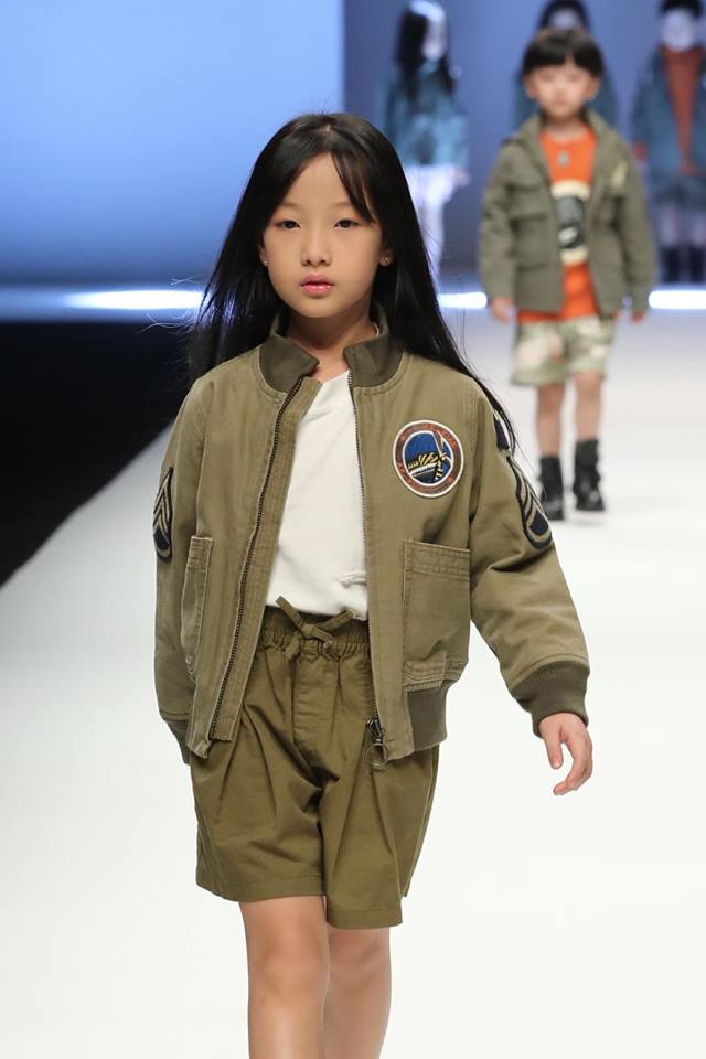 Anh Thư tự tin tr&igrave;nh diễn tại Shanghai Fashion Week.