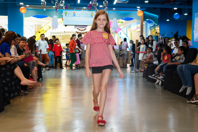 Người mẫu nh&iacute; nước ngo&agrave;i cũng h&agrave;o hứng tham gia.&nbsp;