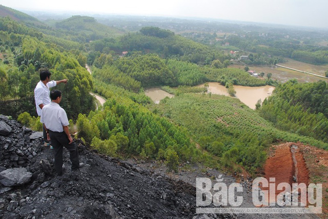 Người d&acirc;n địa phương tỏ ra hết sức lo lắng về trường hợp nếu c&oacute; mưa lớn t&iacute;nh trạng sụt l&uacute;n sảy ra sẽ ảnh hưởng đến nguồn nước, c&acirc;y trồng v&agrave; m&ocirc;i trường xung quanh. (Ảnh nguồn B&aacute;o Bắc Giang).