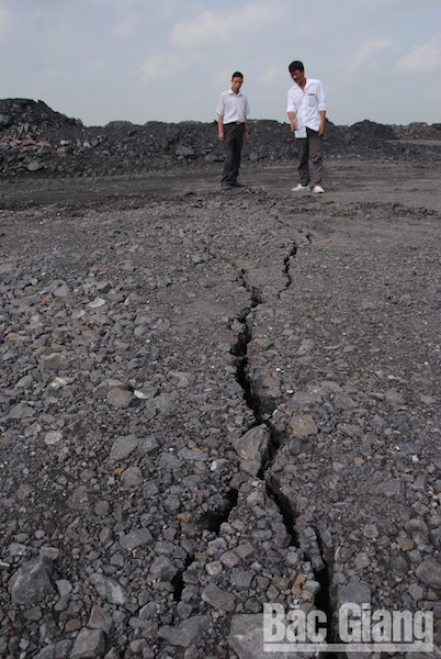 Mặt nền của b&atilde;i đổ thải đ&atilde; c&oacute; vết nứt lớn khiến người d&acirc;n lo về việc c&oacute; thể sụt l&uacute;n. (Ảnh nguồn B&aacute;o Bắc Giang).