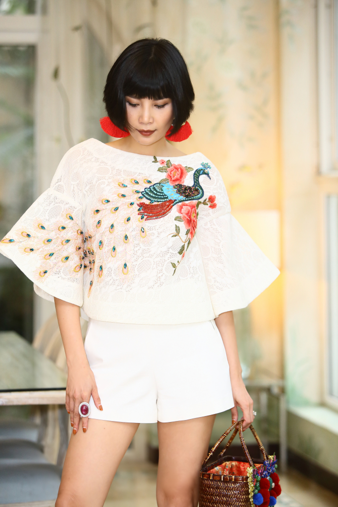 40 tuổi, si&ecirc;u mẫu Vũ Cẩm Nhung vẫn đầy c&aacute; t&iacute;nh với những s&eacute;t đồ thời thượng