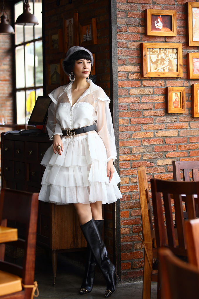 40 tuổi, si&ecirc;u mẫu Vũ Cẩm Nhung vẫn đầy c&aacute; t&iacute;nh với những s&eacute;t đồ thời thượng