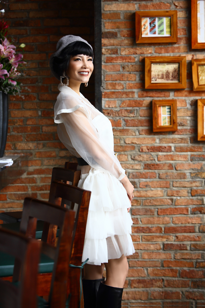 40 tuổi, si&ecirc;u mẫu Vũ Cẩm Nhung vẫn đầy c&aacute; t&iacute;nh với những s&eacute;t đồ thời thượng