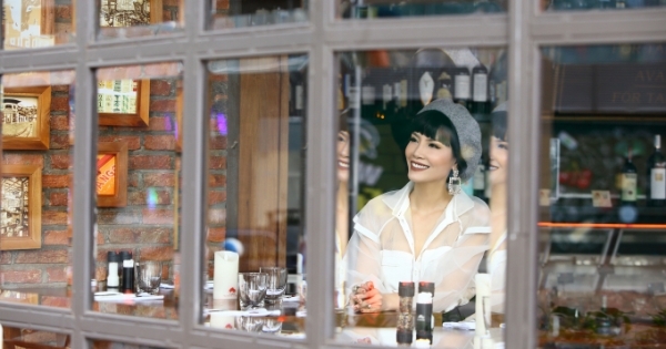 40 tuổi, siêu mẫu Vũ Cẩm Nhung vẫn đầy cá tính với những sét đồ thời thượng