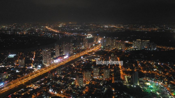 Xa lộ H&agrave; Nội về đ&ecirc;m.