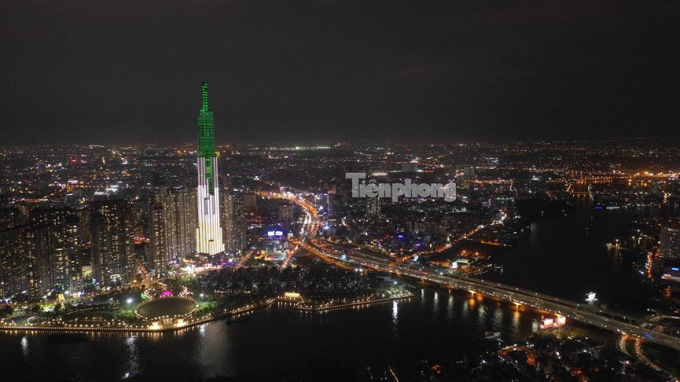 Khu phức hợp Vinhomes Central Park nh&igrave;n từ ph&iacute;a quận 2.