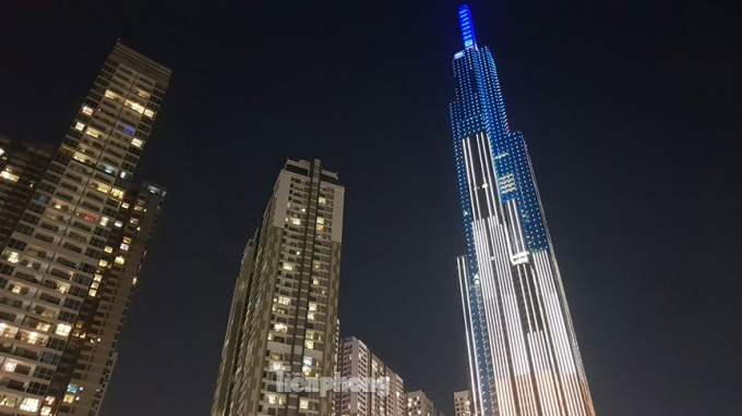 Đỉnh th&aacute;p t&ograve;a nh&agrave; Landmark rực rỡ về đ&ecirc;m.