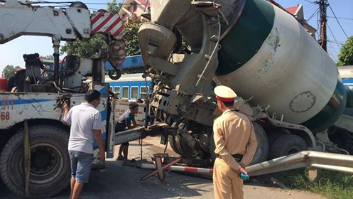 Lực lượng CSGT thuộc Ph&ograve;ng CSGT C&ocirc;ng an tỉnh Bắc Giang đ&atilde; lập tức c&oacute; mặt xử l&yacute; sự việc, giải quyết tr&aacute;nh &aacute;ch tắc tr&ecirc;n tuyến Quốc lộ.