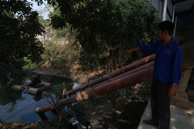 Nguồn nước của trạm bơm lấy từ s&ocirc;ng Nhuệ. Suốt nhiều ng&agrave;y qua, nguồn nước đổ về lại đen kịt, bốc m&ugrave;i h&ocirc;i thối.