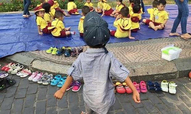 H&igrave;nh ảnh c&acirc;u b&eacute; lượm ve chai xếp d&eacute;p cho c&aacute;c bạn lu&ocirc;n mang th&ocirc;ng điệp về sự tử tế.