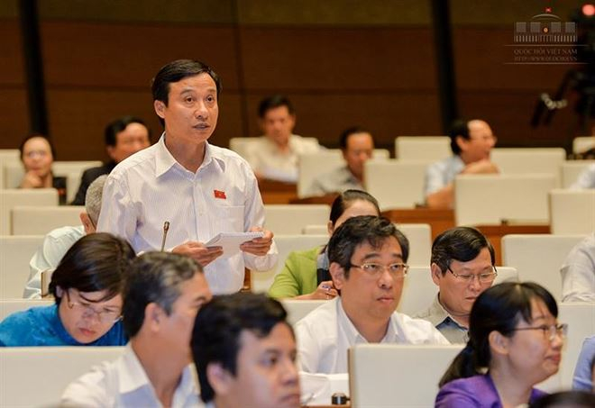 Đại biểu B&ugrave;i Văn Xuyền cho rằng cơ quan nh&agrave; nước cần phải gương mẫu trong việc THA h&agrave;nh ch&iacute;nh, kh&oacute; khăn thế n&agrave;o cũng phải gương mẫu thi h&agrave;nh đầu ti&ecirc;n.