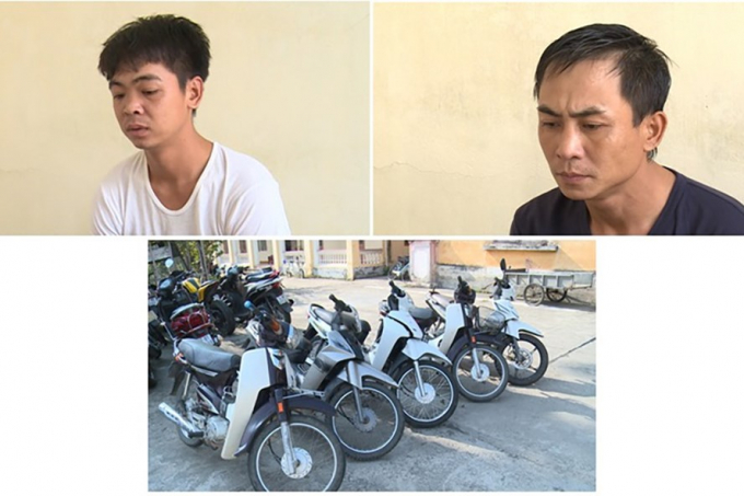 2 đối tượng Phạm Quốc Trị (tr&aacute;i) v&agrave; Đỗ Mạnh Tường (phải) c&ugrave;ng c&aacute;c tang vật vụ &aacute;n. Ảnh: Trung Th&agrave;nh.