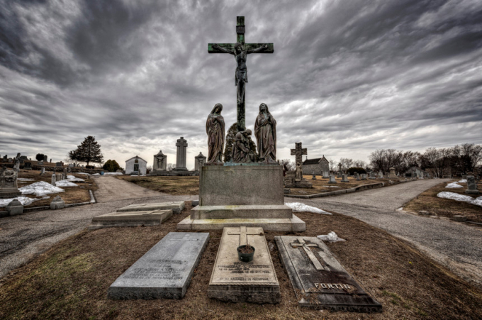 Sau sự kiện đ&oacute;, người d&acirc;n địa phương đ&atilde; tiến h&agrave;nh thu nhặt x&aacute;c chết v&agrave; ch&ocirc;n cất. Tuy nhi&ecirc;n, từ đ&oacute; b&ecirc;n trong nghĩa trang Precious Blood bắt đầu xuất hiện những &acirc;m thanh kỳ qu&aacute;i. Nhiều người cho rằng đ&oacute; l&agrave; tiếng vọng của những x&aacute;c chết bị ch&ocirc;n nhầm chỗ hoặc thất lạc ngo&agrave;i biển chưa được đưa về. Ảnh:&nbsp;Frank Grace.