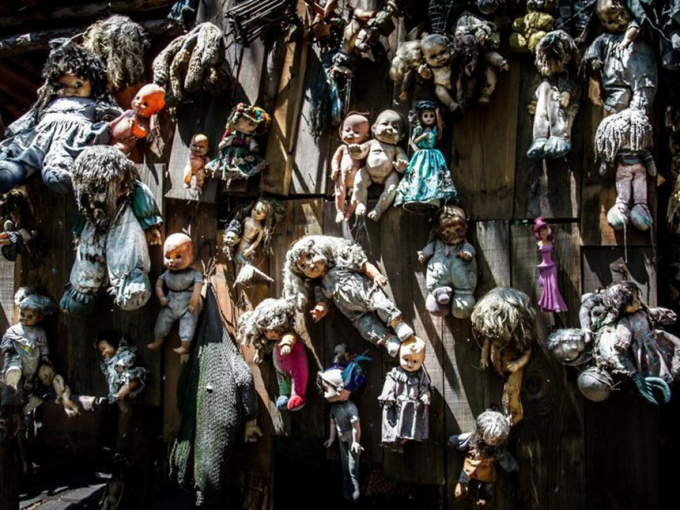 Đảo b&uacute;p b&ecirc; (Mexico):&nbsp;50 năm trước, trong một lần đến Xochimilco, Mexico, &ocirc;ng Don Julian Santana Barrera ph&aacute;t hiện thi thể một b&eacute; g&aacute;i chết đuối tr&ecirc;n con k&ecirc;nh giữa rừng. Một thời gian sau, &ocirc;ng t&igrave;m thấy một con b&uacute;p b&ecirc; kỳ lạ gần đ&oacute; v&agrave; cho rằng c&ocirc; b&eacute; trước đ&oacute; ch&iacute;nh l&agrave; chủ nh&acirc;n của m&oacute;n đồ chơi n&agrave;y. Ảnh:&nbsp;Popsugar.