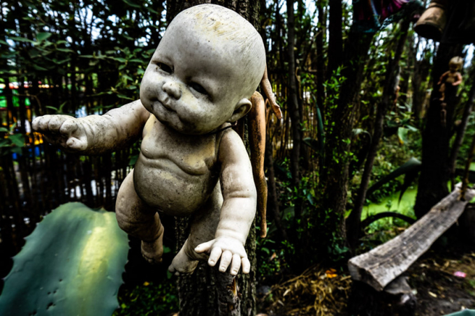 Để b&agrave;y tỏ l&ograve;ng thương tiếc đối với người đ&atilde; khuất, người đ&agrave;n &ocirc;ng n&agrave;y đ&atilde; treo con b&uacute;p b&ecirc; l&ecirc;n c&acirc;y. Từ đ&oacute;, &ocirc;ng bắt đầu thu thập v&agrave; treo những con b&uacute;p b&ecirc; tr&ecirc;n khắp h&ograve;n đảo để an ủi linh hồn đứa trẻ. Nhưng điều kh&ocirc;ng may đ&atilde; xảy ra, năm 2001, người ta ph&aacute;t hiện &ocirc;ng Barrera chết đuối ở con k&ecirc;nh tử thần trước đ&oacute;. Nhiều đồn đo&aacute;n từ những con b&uacute;p b&ecirc; v&agrave; linh hồn được đưa ra sau sự vụ n&agrave;y khiến nơi đ&acirc;y trở th&agrave;nh điểm đến r&ugrave;ng rợn th&aacute;ch thức du kh&aacute;ch. Ảnh:&nbsp;Amyscrypt.