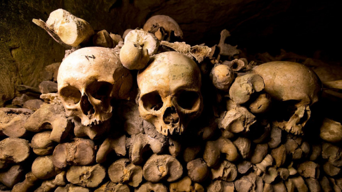 Hầm mộ Paris&nbsp;(Ph&aacute;p):&nbsp;Vốn l&agrave; một hầm mỏ cũ bỏ hoang, nhưng đến năm 1786, nơi đ&acirc;y lại trở th&agrave;nh nơi cất chứa h&agrave;i cốt. V&agrave;o những năm 40 của thế kỷ 16, Ph&aacute;p hứng chịu cơn đại dịch hạch khiến hơn 7 triệu người chết, đ&acirc;y l&agrave; l&yacute; do khiến c&aacute;c nghĩa trang trở n&ecirc;n qu&aacute; tải v&agrave; ch&iacute;nh phủ Ph&aacute;p đ&atilde; y&ecirc;u cầu di dời to&agrave;n bộ thi h&agrave;i về khu mỏ v&agrave; cải tạo hầm mộ Paris như hiện tại. Ảnh:&nbsp;i.pinimg.