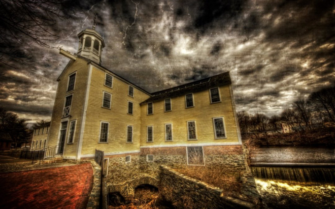 Slater Mill (Mỹ):&nbsp;Nơi n&agrave;y l&agrave; một khu phức hợp nh&agrave; m&aacute;y dệt nằm cạnh s&ocirc;ng Blackstones, Pawtucket, Rhode Island. Trong những năm đầu ti&ecirc;n hoạt động, nh&agrave; m&aacute;y đ&atilde; đưa trẻ em v&agrave;o lau dọn hoặc sửa chữa m&aacute;y m&oacute;c trong l&uacute;c vận h&agrave;nh, dẫn đến c&aacute;i chết thương t&acirc;m của những đứa trẻ tuổi đời c&ograve;n rất nhỏ.&nbsp;Từ đ&oacute;, người ta bắt đầu nghe thấy những tiếng la h&eacute;t v&agrave; k&ecirc;u kh&oacute;c r&ugrave;ng rợn ph&aacute;t ra từ b&ecirc;n trong nh&agrave; m&aacute;y. Một số người cho rằng nh&agrave; m&aacute;y đ&atilde; bị ma &aacute;m, c&oacute; người thậm ch&iacute; c&ograve;n nghe được tiếng n&oacute;i của c&ocirc; b&eacute; t&ecirc;n Becca văng vẳng quanh khu vực đ&oacute;. Ảnh:&nbsp;Spookysouthcoast.