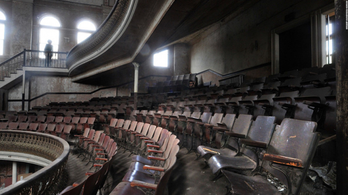 Nh&agrave; h&aacute;t Opera Sterling (Derby, Connecticut&nbsp;):&nbsp;Được x&acirc;y dựng v&agrave;o năm 1889, nh&agrave; h&aacute;t Opera Sterling nhanh ch&oacute;ng bị bỏ hoang bởi những hiện tượng kh&oacute; hiểu xảy ra tại đ&acirc;y. Nhiều nh&agrave; nghi&ecirc;n cứu đ&atilde; ghi lại được những b&oacute;ng đen b&iacute; ẩn đi lại b&ecirc;n trong ng&ocirc;i nh&agrave;, tiếng trẻ em cười đ&ugrave;a v&agrave; những dấu tay in hằn tr&ecirc;n c&aacute;c bức tường. Thậm ch&iacute;, nơi đ&acirc;y c&ograve;n c&oacute; những luồng kh&iacute; rợn người lu&ocirc;n bao quan khu vực kh&aacute;n đ&agrave;i. Người ta cho rằng 1.200 chiếc ghế kh&aacute;n giả cũng bị ma quỷ chiếm giữ. Ảnh:&nbsp;Topsimages.