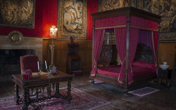 L&acirc;u đ&agrave;i Ch&acirc;teau de Brissac (Ph&aacute;p):&nbsp;L&acirc;u đ&agrave;i Chateau de Brissac thuộc quyền sở hữu của gia đ&igrave;nh qu&yacute; tộc Coss&eacute;-Brissac tại Brissac-Quinc&eacute;, Maine-et-Loire, Ph&aacute;p. V&agrave;o thế kỷ 15, &ocirc;ng Jacques de Br&eacute;z&eacute; ph&aacute;t hiện vợ gian d&iacute;u với một người đ&agrave;n &ocirc;ng lạ trong nh&agrave;. Trong cơn giận dữ, &ocirc;ng d&ugrave;ng gươm ch&eacute;m chết b&agrave; v&agrave; nh&acirc;n t&igrave;nh. Kể từ đ&oacute;, người ta lu&ocirc;n nghe thấy những tiếng k&ecirc;u kh&oacute;c ai o&aacute;n ph&aacute;t ra từ b&ecirc;n trong l&acirc;u đ&agrave;i. Ảnh:&nbsp;Pinspirationaz.