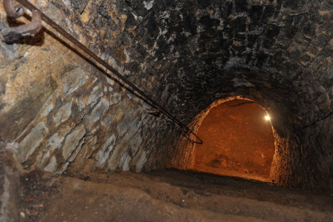 L&acirc;u đ&agrave;i Ch&acirc;teau de Fougeret (Ph&aacute;p):&nbsp;L&acirc;u đ&agrave;i kỳ b&iacute; ở Queaux của Ph&aacute;p lu&ocirc;n hấp dẫn ai th&iacute;ch sự kinh dị bởi những lời đồn đo&aacute;n về ma quỷ xuất hiện b&ecirc;n trong. Những người từng đến kh&aacute;m ph&aacute; n&oacute;i rằng họ nghe thấy tiếng n&oacute;i chuyện, ăn uống v&agrave; những b&oacute;ng ma b&iacute; ẩn lướt qua cửa sổ. Họ c&ograve;n nghe thấy tiếng h&aacute;t của Alice, c&ocirc; b&eacute; đ&atilde; c&oacute; c&aacute;i chết kh&oacute; hiểu b&ecirc;n trong t&ograve;a nh&agrave;. Ảnh:&nbsp;Twitter.