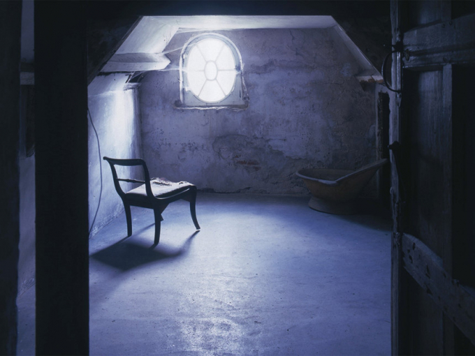 Ph&ograve;ng g&aacute;c m&aacute;i ở Norton Conyers (Anh):&nbsp;Căn ph&ograve;ng r&ugrave;ng rợn n&agrave;y ch&iacute;nh l&agrave; cảm hứng cho cuốn tiểu thuyết&nbsp;Jane Eyre&nbsp;của nh&agrave; văn Charlotte Bronte. Nằm ở Norton Conyers, bắc Yorshire, nơi đ&acirc;y vẫn lu&ocirc;n ẩn chứa những b&iacute; ẩn về linh hồn người vợ đi&ecirc;n thường quanh quẩn b&ecirc;n trong ng&ocirc;i nh&agrave;. C&aacute;ch đ&acirc;y kh&ocirc;ng l&acirc;u, trong l&uacute;c sửa chữa lại căn nh&agrave;, người ta ph&aacute;t hiện c&oacute; x&aacute;c chết b&ecirc;n trong. Kể từ đ&oacute;, nơi đ&acirc;y trở th&agrave;nh nỗi &aacute;m ảnh của kh&ocirc;ng &iacute;t du kh&aacute;ch gh&eacute; đến. Ảnh:&nbsp;Independent.