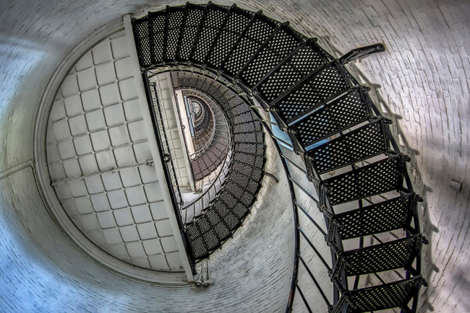 Hải đăng St. Augustine (Mỹ):&nbsp;Ngọn hải đăng St. Augustine g&acirc;y t&ograve; m&ograve; bởi loạt c&acirc;u chuyện kỳ b&iacute; về những người canh g&aacute;c từng l&agrave;m việc ở đ&acirc;y. Peter Rasmussen&nbsp;l&agrave; người đầu ti&ecirc;n canh g&aacute;c nơi n&agrave;y,&nbsp;nổi tiếng với h&igrave;nh ảnh điếu cigar lu&ocirc;n cầm tr&ecirc;n tay. Sau khi người đ&agrave;n &ocirc;ng n&agrave;y ra đi, người ta vẫn ngửi thấy m&ugrave;i cigar phảng phất b&ecirc;n trong ngọn hải đăng. Một người canh g&aacute;c kh&aacute;c, Joseph Andreu, đ&atilde; chết khi đang treo m&igrave;nh sơn lại tường b&ecirc;n ngo&agrave;i ngọn hải đăng. Người ta n&oacute;i rằng &ocirc;ng Joseph lu&ocirc;n đứng ở vị tr&iacute; cao nhất của c&ocirc;ng tr&igrave;nh v&agrave; kh&ocirc;ng bao giờ rời đi. Ảnh:Criswellphotography.