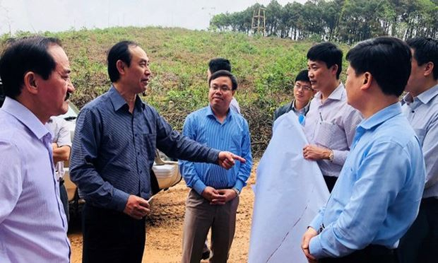 Đại diện chủ đầu tư kiểm tra hướng tuyến Dự &aacute;n th&agrave;nh phần đoạn Cam Lộ - La Sơn thuộc cao tốc ph&iacute;a Đ&ocirc;ng.