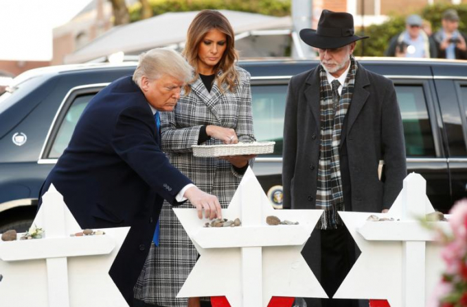 Tổng thống Mỹ Donald Trump, Đệ nhất phu nh&acirc;n Melania đ&atilde; tới tưởng niệm tại gi&aacute;o đường Do Th&aacute;i Tree of Life tại khu d&acirc;n cư Squirrel Hill, th&agrave;nh phố Pittsburgh.