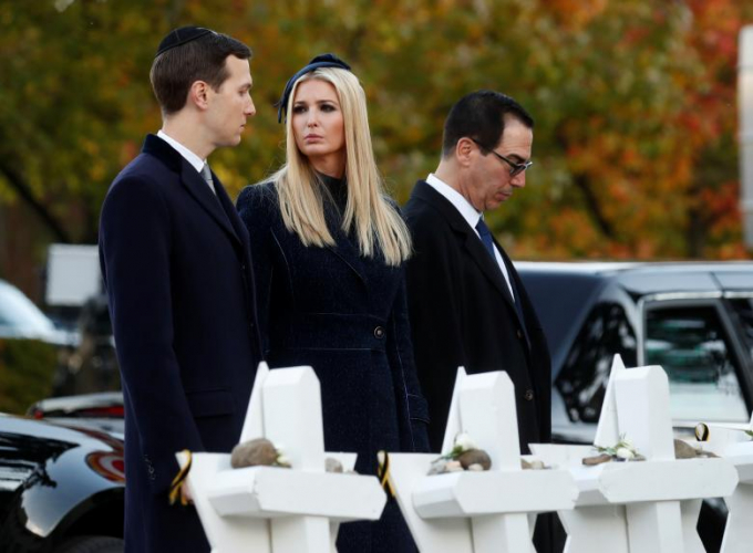 Con g&aacute;i Ivanka v&agrave; con rể Jared Kushner cũng c&oacute; mặt tại gi&aacute;o đường&nbsp;&nbsp;Do Th&aacute;i Tree of Life.