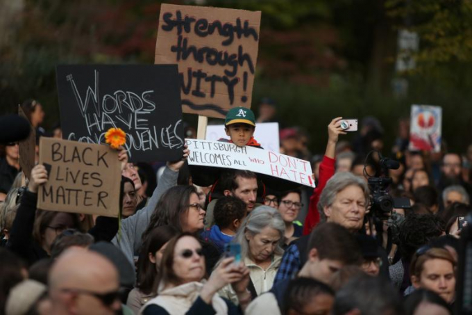Trong l&uacute;c Tổng thống Mỹ tới th&agrave;nh phố Pittsburgh, hai cuộc biểu t&igrave;nh lớn đ&atilde; được tổ chức.