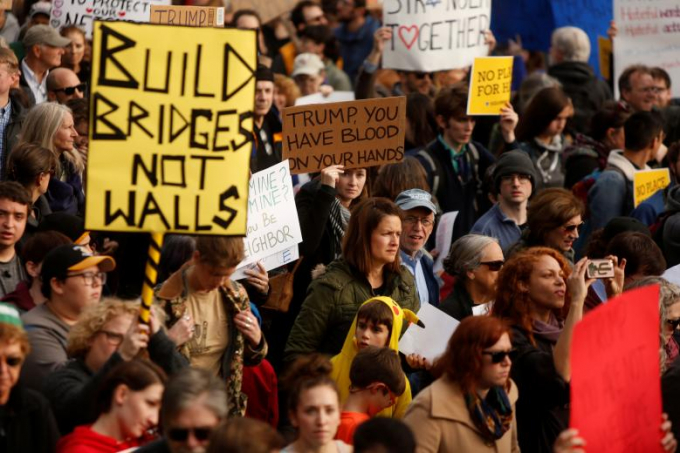 Một tấm biển lớn nổi bật trong đo&agrave;n biểu t&igrave;nh ghi th&ocirc;ng điệp y&ecirc;u cầu Tổng thống Trump