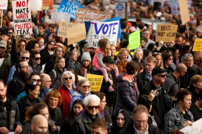 Hầu hết những người biểu t&igrave;nh đều mặc trang phục m&agrave;u đen. Một số người mang theo hoa, số kh&aacute;c mang biểu ngữ ghi th&ocirc;ng điệp: