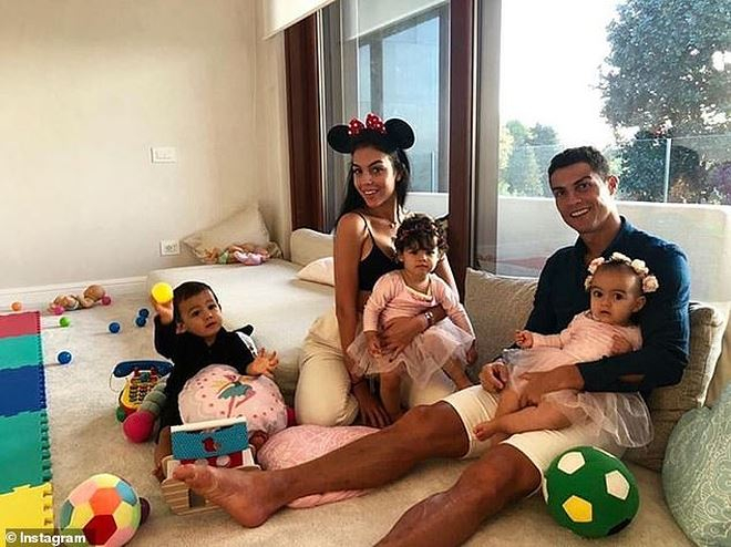 Cristiano Ronaldo chia sẻ h&igrave;nh ảnh bản th&acirc;n v&agrave; gia đ&igrave;nh tr&ecirc;n Instagram.