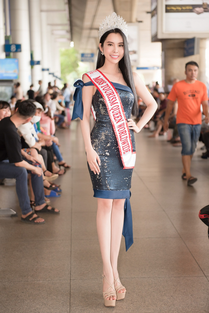 Huỳnh Vy đẹp rạng rỡ, đội vương miện Miss Tourism Queen Worldwide 2018 trở về nước