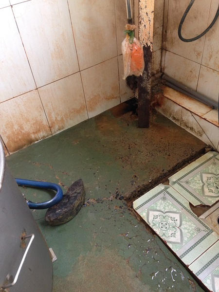 Nền khu vực sản xuất hộ kinh doanh thực phẩm H&agrave; Trang xuống cấp