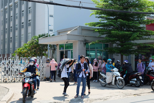 Sinh vi&ecirc;n trường ĐH T&agrave;i ch&iacute;nh - Marketing (TPHCM) sau giờ học.