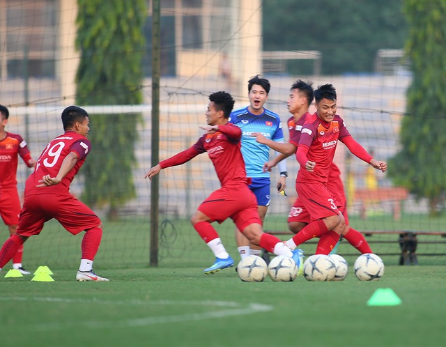 Các cầu thủ cố gắng hoàn thành bài tập thể lực