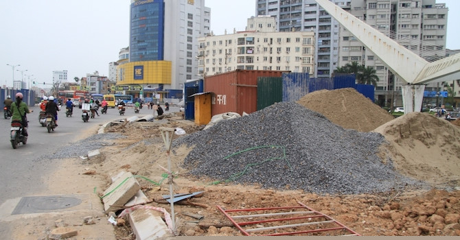 Ban QLDA Thăng Long đang tích cực hoàn thiện để thông xe đường Phạm Văn Đồng đoạn Mai Dịch - Nam Thăng Long.