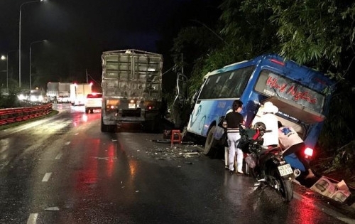 Xe khách tông xe tải trên đèo Bảo Lộc, hàng chục hành khách hoảng loạn