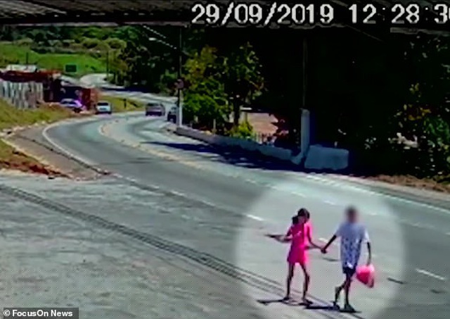 Camera đã ghi lại được hình ảnh bé trai 12 tuổi dắt Raíssa Caparelli đến công viên cùng ngày cô bé tử vong