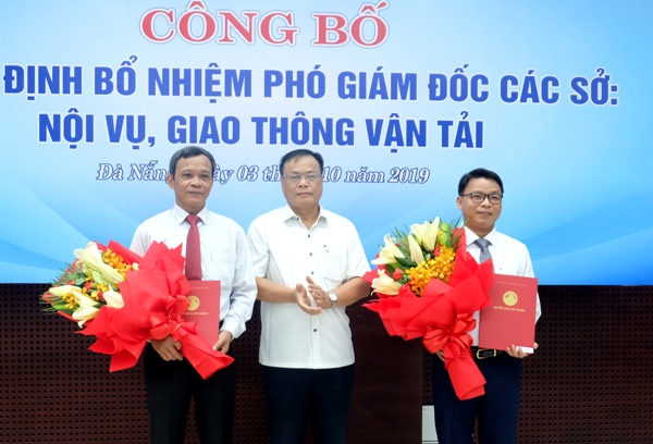 Giám đốc Sở Nội vụ (giữa) trao quyết định bổ nhiệm Phó Giám đốc Sở Giao thông vận tải (bên phải) và Phó Giám đốc Sở Nội vụ (bên trái).